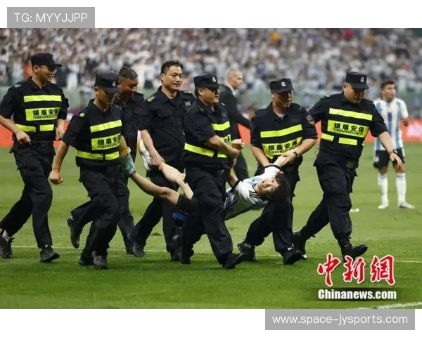 小球迷闯入场地与巴黎球员击掌，被安保带离