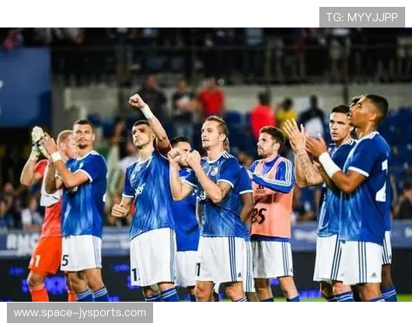 法甲球迷回归球场创赛季新高，斯特拉斯堡主场气氛热烈