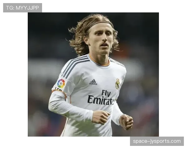 特写:37岁老将莫德里奇在三月密集赛程中替补登场后稳定军心的作用。 特写:37岁老将莫德里奇在三月密集赛程中替补登场后稳定军心的作用。